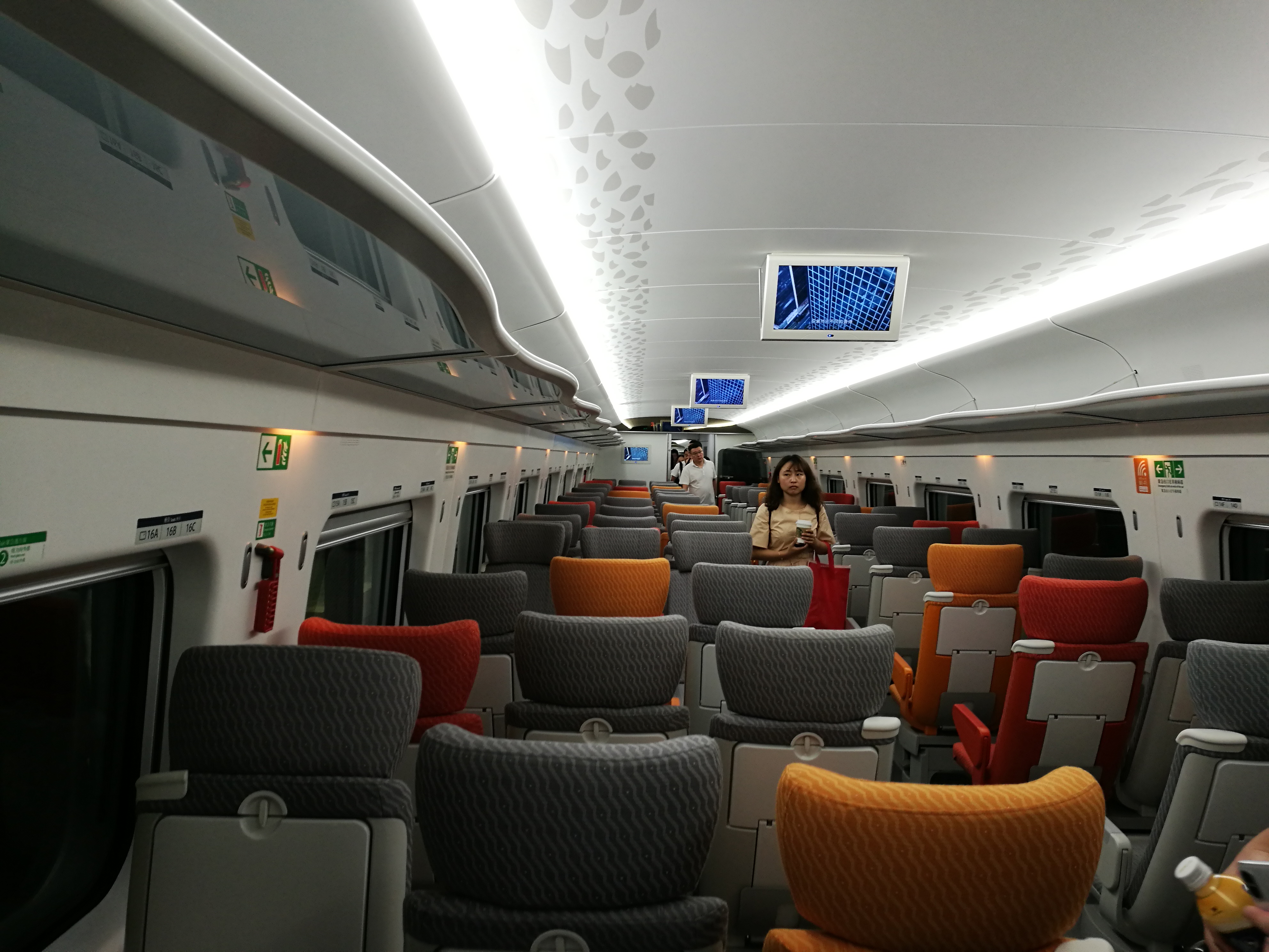 新產品：《2018年9月23日廣深港高鐵香港段通車時的高速列車車流》數據圖