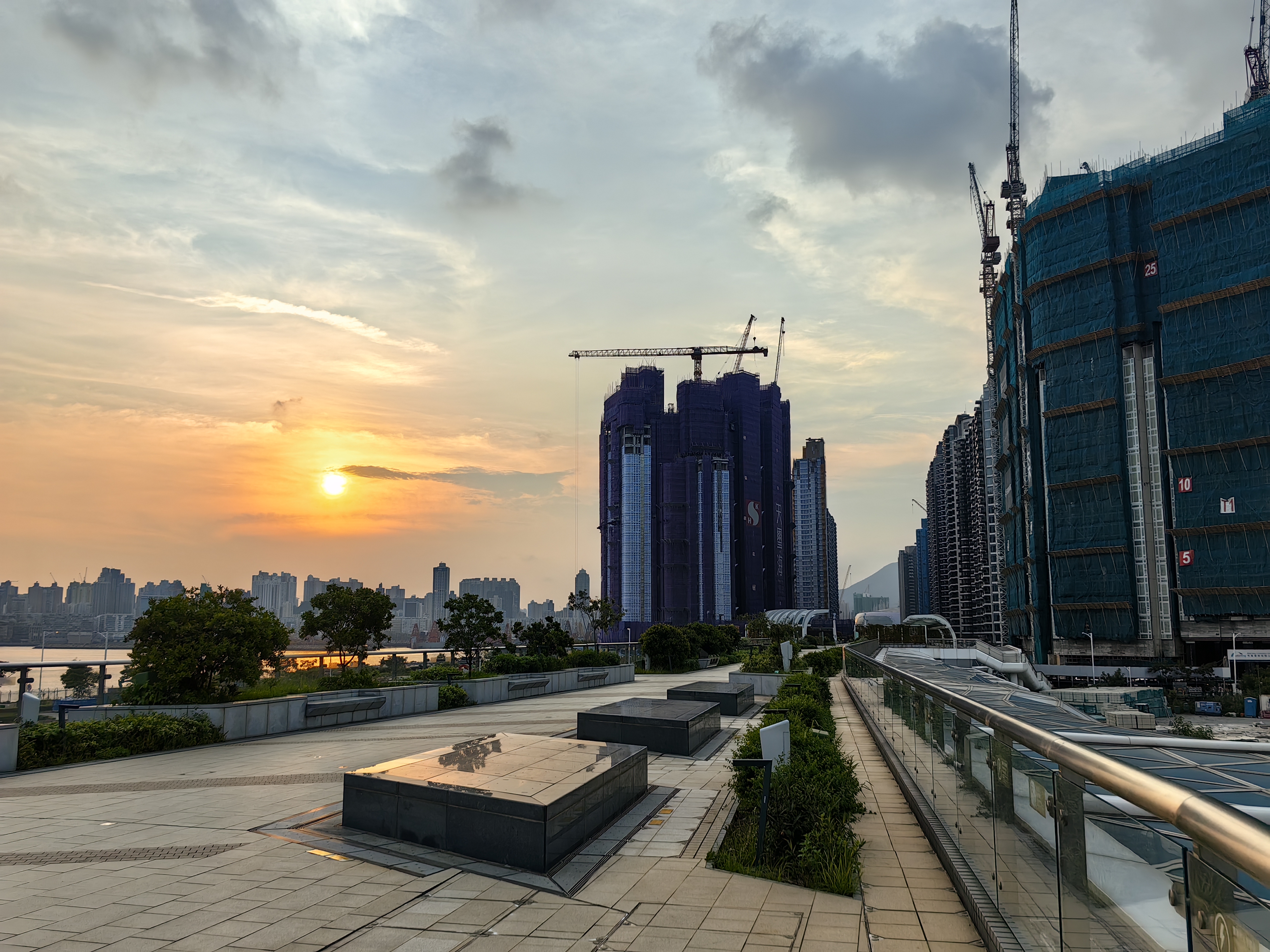 【新資訊圖】官員和公務員明年要加薪？須加緊向市民徵費