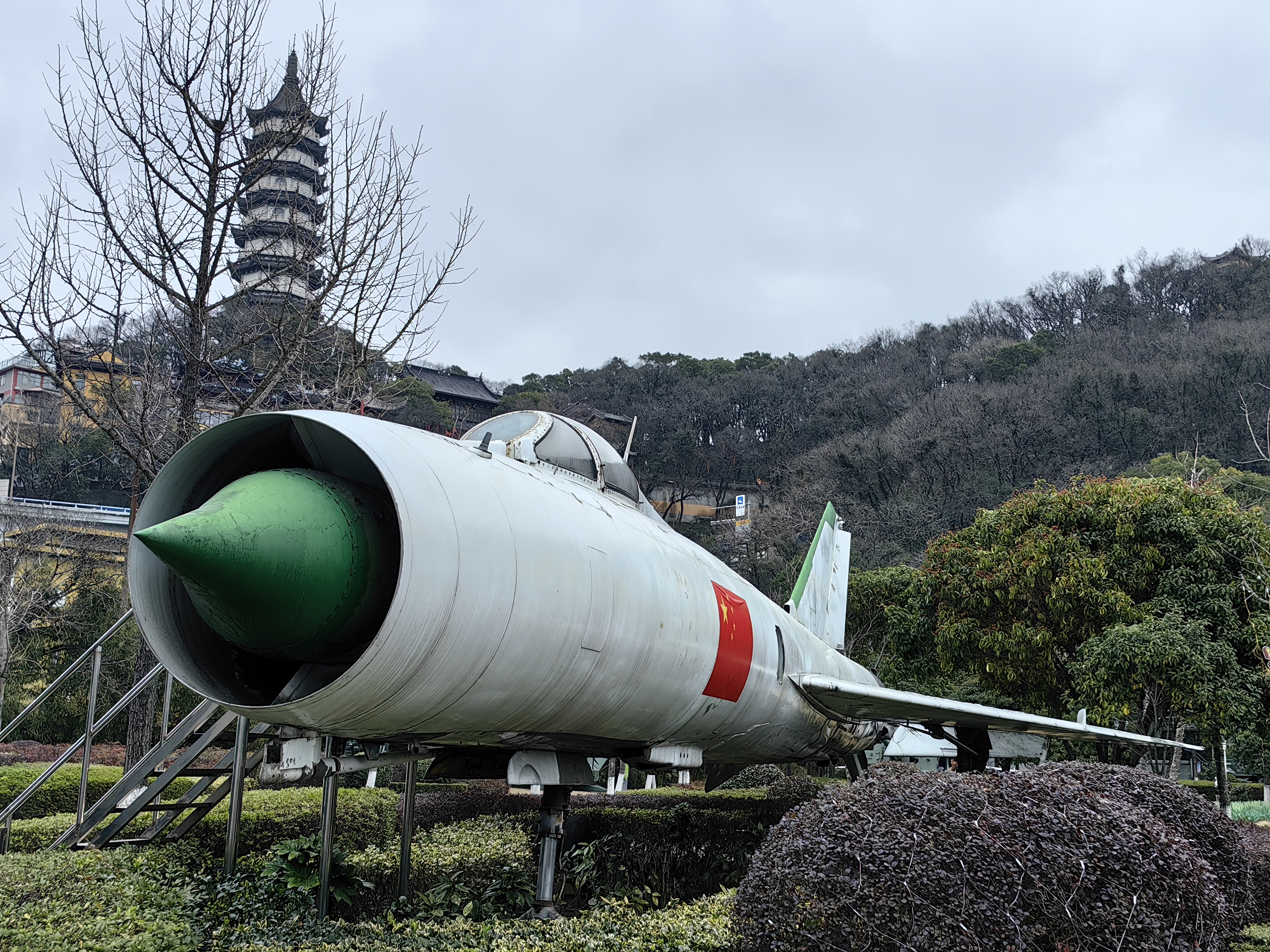 【4月6日】駕駛81192戰鬥機攔截美軍偵察機的「海空衞士」王偉誕生
